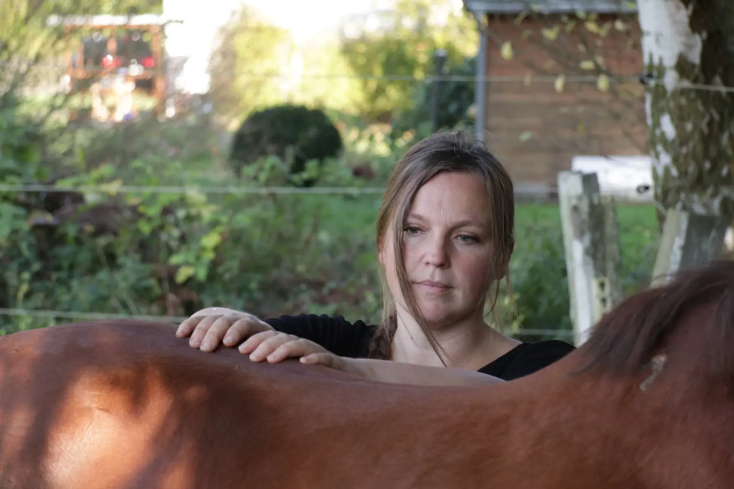 Frau mit Pferd Jana Vagedes Osteopathie & Physiotherapie für Pferde